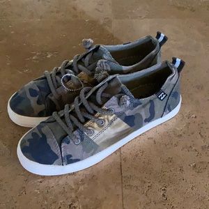 NWOT Women’s Billabong Marina Camo Shoe size 7.5